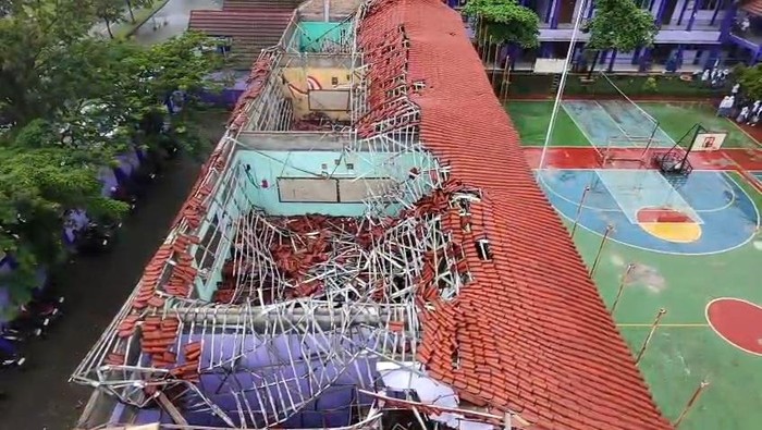 Atap SMAN 2 Gunungputri Bogor Ambruk Imbas Hujan Deras