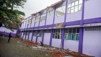 Struktur atap tidak mampu menahan beban genteng saat hujan lebat yang berlangsung dari malam hingga pagi hari. ANTARA FOTO/Yulius Satria Wijaya  