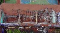Menurut BPBD Kabupaten Bogor, tiga ruang kelas mengalami ambruk pada bagian atap. ANTARA FOTO/Yulius Satria Wijaya  
