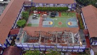 Foto udara menunjukkan kondisi bangunan SMAN 2 Gunungputri yang ambruk di Kabupaten Bogor, Jawa Barat, Jumat (23/1/2026). ANTARA FOTO/Yulius Satria Wijaya  