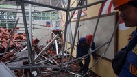 Peristiwa tersebut diduga disebabkan konstruksi baja ringan penahan genteng yang tidak kokoh. ANTARA FOTO/Yulius Satria Wijaya  