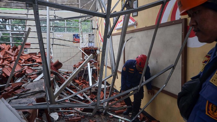 Atap SMAN 2 Gunungputri Ambruk, Bupati Bogor Minta Audit Menyeluruh