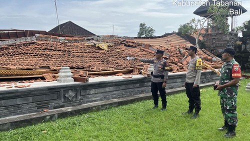 Bale gong di Pura Puseh Dasar, Banjar Dinas Senganan Kangin, Desa Senganan, Penebel ambruk diterjang angin kencang, Jumat (23/1/2026). (Istimewa)