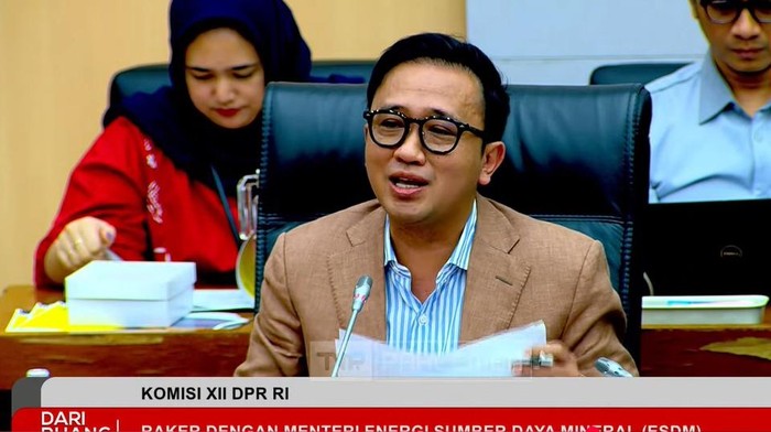 Wakil Ketua Komisi XII DPR RI Bambang Haryadi dalam rapat bersama Menteri ESDM Bahlil Lahadalia di Kompleks Parlemen, Senayan, Jakarta, Kamis (22/1/2026).