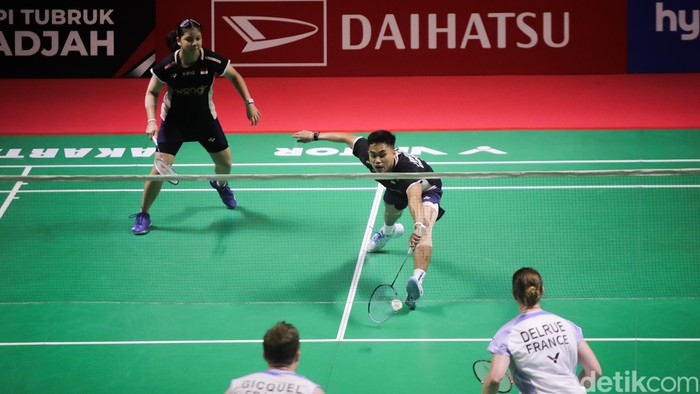 Ganda campuran Indonesia Jafar Hidayatullah/Felisha Alberta Nathaniel Pasaribu bertanding melawan pasangan Prancis Thom Gicquel/Delphine Delrue pada perempatfinal Indonesia Masters 2026 di Istora Senayan, Jakarta, Jumat (23/1/2026).