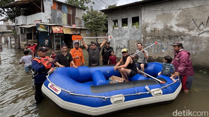 287 KK Terdampak Banjir di Bintara Bekasi, Ketinggian Air Capai 80 Cm