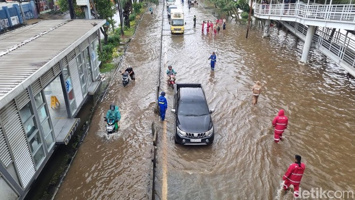 Jalan Daan Mogot Jakbar Masih Banjir, Lalin Macet Parah