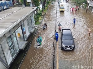 Banjir di Jalan Daan Mogot Cengkareng, Pemotor Lewat Jalur Transjakarta