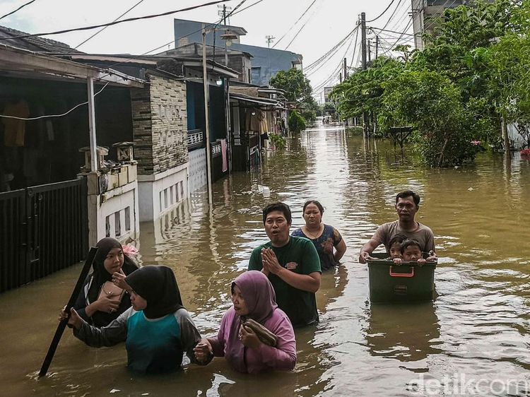 Banjir Masih Rendam Perumahan Mutiara Indah di Tambun Utara