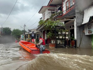 Perumahan di Pela Mampang Jaksel Banjir 1 Meter, Polisi Bantu Evakuasi Warga