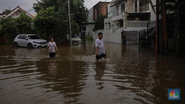 Banjir melanda kawasan perumahan di Jalan Pulo Raya, Jakarta, Jumat (23/1/2026). Hujan deras yang mengguyur wilayah Jakarta sejak Kamis (22/1) kemarin menyebabkan kawasan tersebut terendam banjir. (CNBC Indonesia/Faisal Rahman)