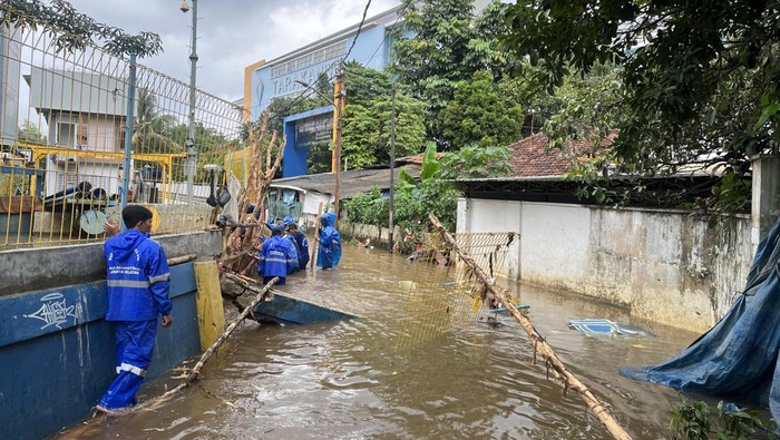 Banjir di Petogogan, Sudin SDA Jaksel Perbaiki Tanggul Sekitar Kali Krukut