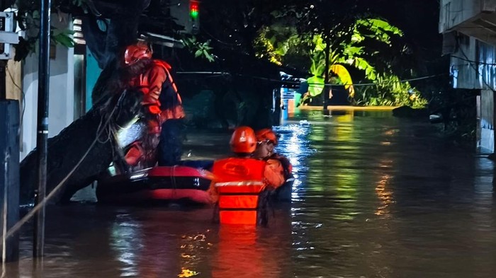 Berangsur Surut, 81 RT dan 15 Jalan di Jakarta Masih Banjir Malam Ini