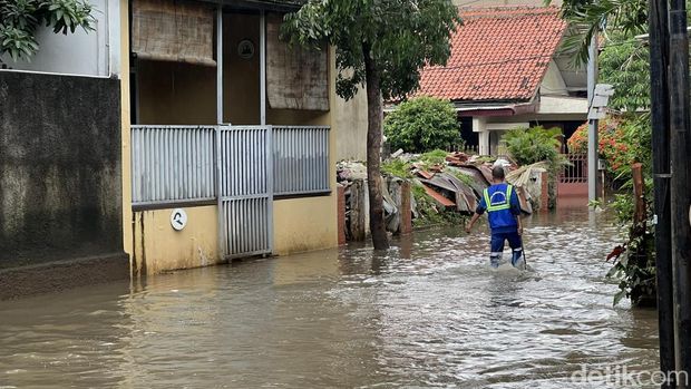 Banjir pada perumahan di Pela Mampang, Mampang Prapatan, Jakarta Selatan berangsur surut. Banjir sudah terjadi sejak kemarin. (Adhfar AS/detikcom)