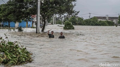 Banjir Putus Akses Jalan Raya Sukamekar Tambun Utara