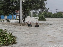 Banjir Putus Akses Jalan Raya Sukamekar Tambun Utara