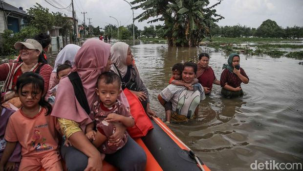 .Sejumlah warga melintas di jalan akses satu-satunya yang terendam banjir di kawasan Jalan Raya Sukamekar, Tambun Utara, Kabupaten Bekasi, Jawa Barat, Jumat (23/1/2026). Jalan tersebut merupakan akses vital dan menjadi satu-satunya jalur penghubung menuju sejumlah kawasan permukiman, di antaranya Perumahan Subsidi Green Permata Residence, Nebraska, Perumahan Mutiara Indah, serta beberapa perumahan subsidi lainnya di wilayah Tambun Utara.