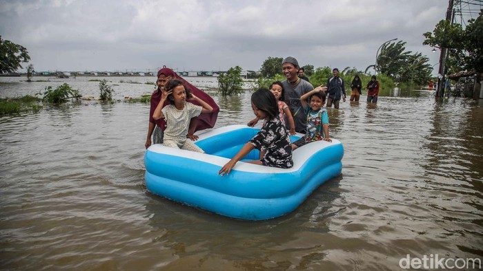 .Sejumlah warga melintas di jalan akses satu-satunya yang terendam banjir di kawasan Jalan Raya Sukamekar, Tambun Utara, Kabupaten Bekasi, Jawa Barat, Jumat (23/1/2026). Jalan tersebut merupakan akses vital dan menjadi satu-satunya jalur penghubung menuju sejumlah kawasan permukiman, di antaranya Perumahan Subsidi Green Permata Residence, Nebraska, Perumahan Mutiara Indah, serta beberapa perumahan subsidi lainnya di wilayah Tambun Utara.