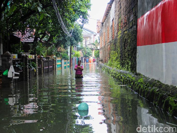 Hujan Deras Picu Banjir di Kampung Baru, Jakarta Timur