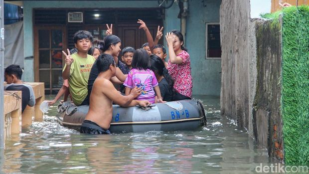 Banjir terjadi setelah hujan dengan intensitas tinggi mengguyur wilayah tersebut sejak Kamis (22/1/2026) hingga Jumat (23/1/2026). Debit air yang terus meningkat membuat genangan meluas ke sejumlah ruas jalan dan permukiman warga, sehingga banyak rumah terendam air cokelat keruh.