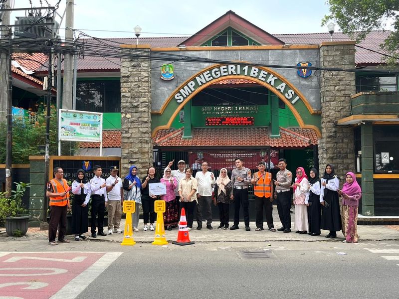 Bantuan Bridgestone untuk Sumatera dan Safety road di SMA 1 Bekasi.