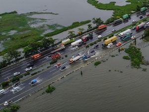 Perkiraan Cuaca Ekstrem 25-27 Januari 2026, Jakarta Waspada Hujan Lebat-Sangat Lebat