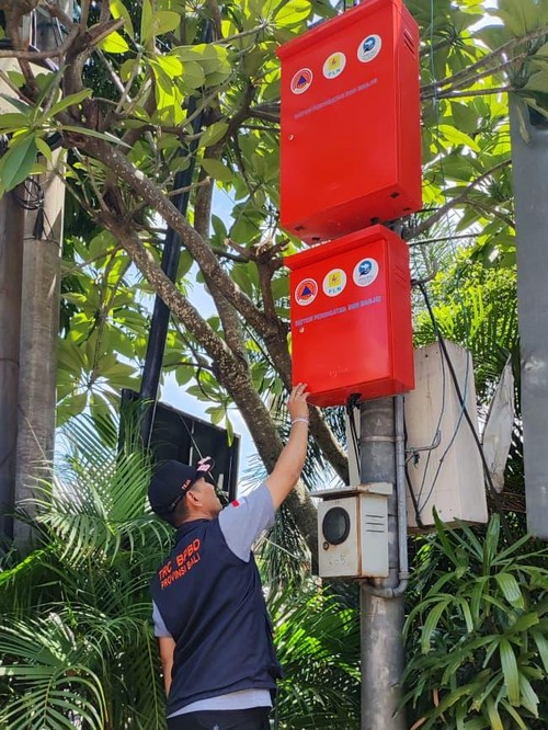 BPBD Bali melakukan pemasangan sirine peringatan dini banjir di Tukad Badung, Denpasar, Jumat (9/1/2026). (dok.BPBD Bali)