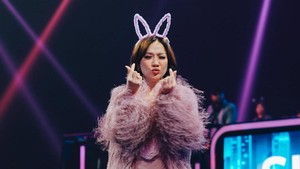 Headband telinga kelinci dan outfit blush bikin BCL kelihatan playful tapi tetap classy. Foto: Instagram Bunga Citra Lestari