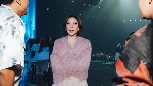 Full body look bernuansa pink lembut, simpel tapi kelihatan niat dari ujung kepala sampai kaki. Foto: Instagram Bunga Citra Lestari