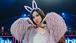 Di balik panggung, BCL tampil santai tapi auranya tetap bintang. Foto: Instagram Bunga Citra Lestari
