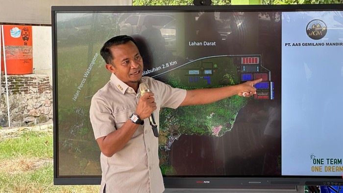 Bupati Andi Asman Sulaiman saat menunjukkan denah Pelabuhan Tonra. Agung Pramono/detikSulsel