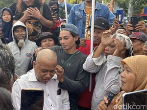 Warga Pati Potong Tumpeng-Cukur Gundul Usai Bupati Sudewo Ditahan KPK
