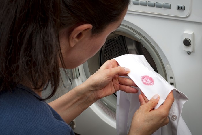 Cara Menghilangkan Noda Lipstik di Baju