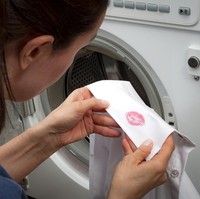 Cara Menghilangkan Noda Lipstik di Baju dengan Mudah dan Efektif