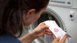 Cara Menghilangkan Noda Lipstik di Baju dengan Mudah dan Efektif