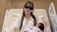 Inilah kebersamaan Cindy dengan bayi perempuan yang dilahirkan pada 16 Januari 2026. Clairose Davichi Engrae, Cindy menuliskan nama putri pertamanya. Foto: Instagram @cindyyuvia