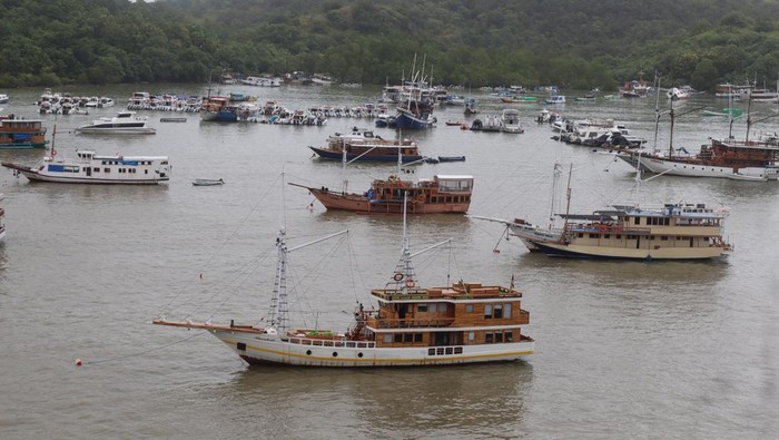 Sejumlah kapal wisata lego jangkar akibat cuaca buruk di perairan Labuan Bajo, Manggarai Barat, Nusa Tenggara Timur (NTT), Kamis (22/1/2026). Kantor Kesyahbandaran dan Otoritas Pelabuhan (KSOP) Kelas III Labuan Bajo menutup sementara layanan Surat Persetujuan Berlayar (SPB) bagi seluruh kapal wisata, termasuk speed boat pada 20-27 Januari 2026 karena cuaca buruk di perairan sekitar Labuan Bajo. ANTARA FOTO/Gecio Viana/app/tom.