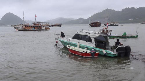 Sejumlah kapal wisata lego jangkar akibat cuaca buruk di perairan Labuan Bajo, Manggarai Barat, Nusa Tenggara Timur (NTT), Kamis (22/1/2026). Kantor Kesyahbandaran dan Otoritas Pelabuhan (KSOP) Kelas III Labuan Bajo menutup sementara layanan Surat Persetujuan Berlayar (SPB) bagi seluruh kapal wisata, termasuk speed boat pada 20-27 Januari 2026 karena cuaca buruk di perairan sekitar Labuan Bajo. ANTARA FOTO/Gecio Viana/app/tom.