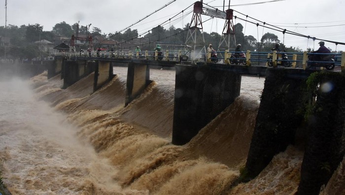 Warga menyaksikan debit air sungai Ciliwung yang naik di Bendung Katulampa, Kota Bogor, Jawa Barat, Jumat (23/1/2026). Hujan dengan intensitas tinggi di wilayah Bogor dan sekitarnya mengakibatkan Tinggi Muka Air (TMA) sungai Ciliwung di Bendung Katulampa, Kota Bogor tercatat naik hingga mencapai 110 sentimeter dengan status Siaga 3 pada pukul 13.00 WIB. ANTARA FOTO/Arif Firmansyah/bar
