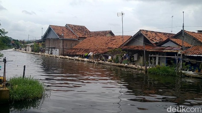 Debit tinggi Sungai Bremi membuat Kampung Cokrah di Kota Pekalongan bak berada di bawah air, Jumat (23/1/2026).