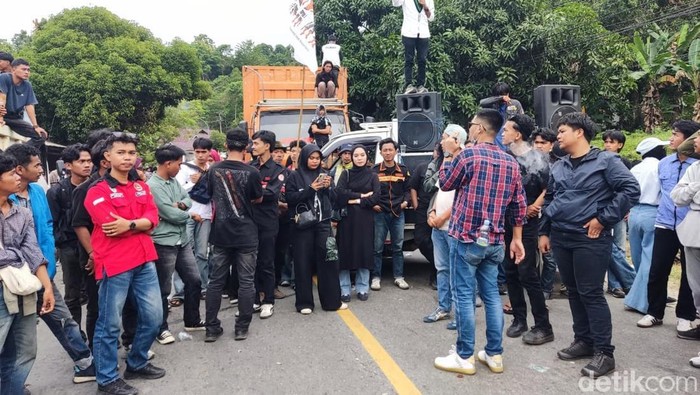 Demo warga Luwu Raya menuntut pemekaran Provinsi Luwu Raya.