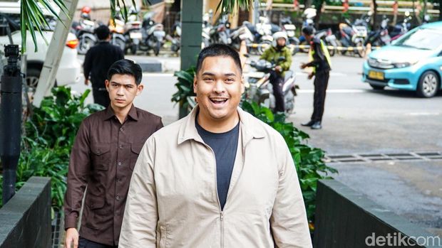 Mantan Menteri Pemuda dan Olahraga Dito Ariotedjo mendatangi gedung Komisi Pemberantasan Korupsi (KPK), Jakarta Selatan, Jumat (23/1/2026).