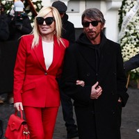 Gaya Bold Donatella Versace Melayat Valentino, Pakai Setelan Jas Merah Terang