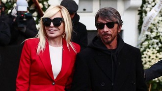 Gaya Bold Donatella Versace Melayat Valentino, Pakai Setelan Jas Merah Terang