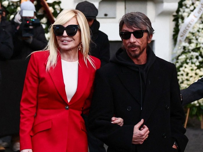 Donatella Versace and Pierpaolo Piccioli outside the PM23 foundation, where late fashion designer Valentino Garavani lies in state following his death at the age of 93, in Rome, Italy, January 22, 2026. REUTERS/Yara Nardi