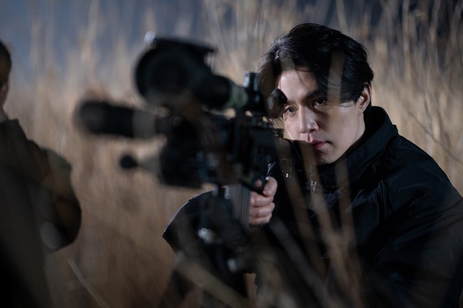 Lee Dong Wook dan ‘keponakannya’ Kim Hye Jun kembali beraksi melawan kelompok tentara bayaran di season kedua A Shop for Killers, segera hadir di Disney+ tahun ini. Foto: dok. Disney+ Hotstar