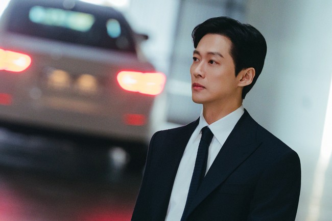 Tak kalah seru, ada Namgoong Min yang bertekad menyelamatkan sang ‘istri’ Lee Sul yang jadi korban penculikan. Seperti apa usaha direktur RS elit itu di The Husband? Foto: dok. Disney+ Hotstar