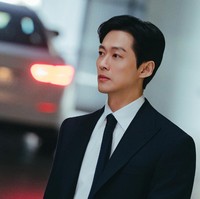 Tak kalah seru, ada Namgoong Min yang bertekad menyelamatkan sang ‘istri’ Lee Sul yang jadi korban penculikan. Seperti apa usaha direktur RS elit itu di The Husband? Foto: dok. Disney+ Hotstar