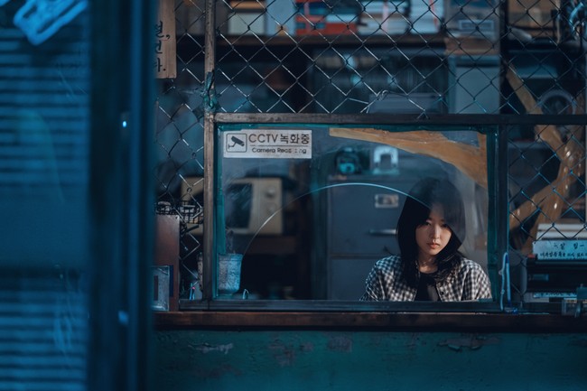 Wanita dari kota kecil dikuasai keserakahan usai menemukan peti mati berisi emas. Hal itu mendatangkan masalah bagi Park Bo Young hingga terpaksa melarikan diri ke tempat yang paling ia hindari di drama Korea Disney+ Gold Land. Foto: dok. Disney+ Hotstar