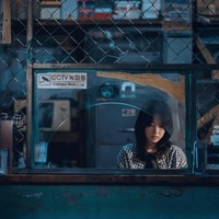 Wanita dari kota kecil dikuasai keserakahan usai menemukan peti mati berisi emas. Hal itu mendatangkan masalah bagi Park Bo Young hingga terpaksa melarikan diri ke tempat yang paling ia hindari di drama Korea Disney+ Gold Land. Foto: dok. Disney+ Hotstar